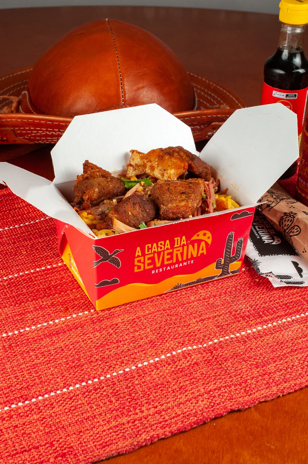 Embalagem de delivery da Casa da Severina com refeição, em fotografia produzida pela Picco